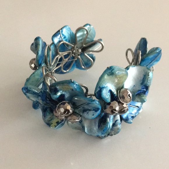 Jewelry - Bracelet in blue tones. Very unique.